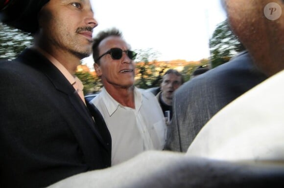 Arnold Schwarzenegger se faufile pour accéder jusqu'à son musée, le 6 octobre 2011 à Thal en Autriche
