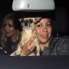 Cheryl Cole le regard dans le vide, à l'arrière de la voiture, sort de soirée à Londres le 6 octobre 2011