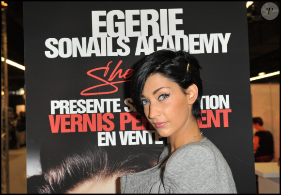 Sheryfa Luna, visiblement très heureuse, assiste au Salon de la Beauté, à Paris, dimanche 9 octobre 2011.