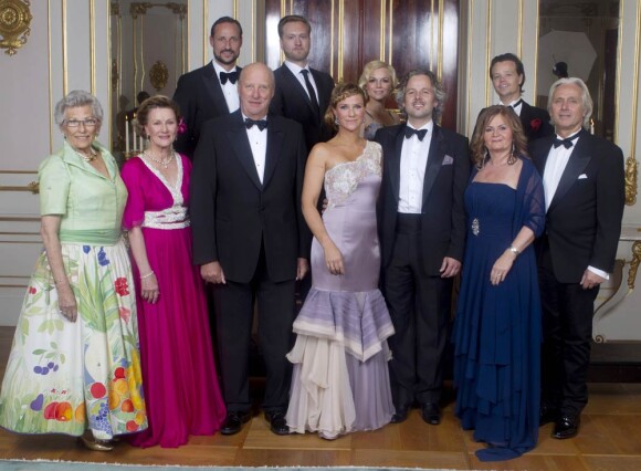 La famille royale de Norvège lors du 40e anniversaire de la princesse Märtha-Louise. La princesse Mette-Marit n'était pas présente.
Dans un contexte pourtant peu favorable, le couple royal (Harald et Sonja) et le couple princier (Haakon et Mette-Marit) du royaume de Norvège pourraient voir leur dotation augmenter.