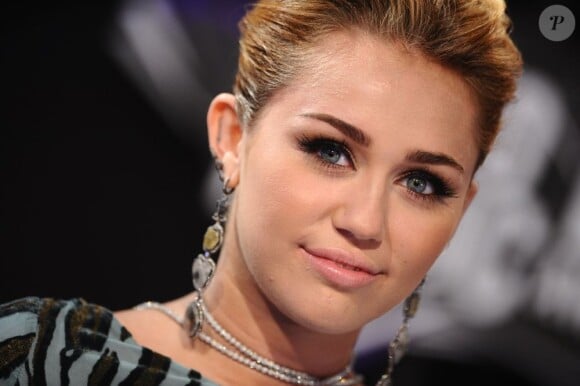 Miley Cyrus au photocall de la cérémonie des MTV Video Music Awards 2011, en août 2011.