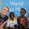 Miley Cirus rend visite à des enfants en Haïti avec la Starkey Hearing Foundation. Port-au-Prince, 7 octobre 2011
