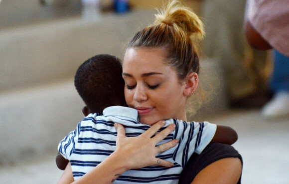 Miley Cirus rend visite à des enfants en Haïti avec la Starkey Hearing Foundation. Port-au-Prince, 7 octobre 2011