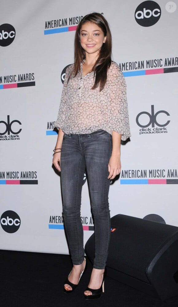 Sarah Hyland annonce les nominations des 39e American Music Awards à Los Angeles, le 12 octobre 2011.