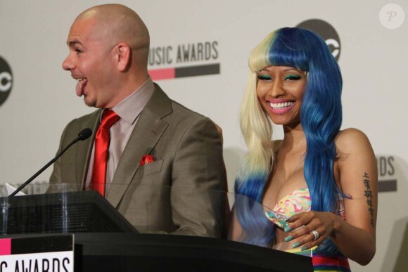 Une belle complicité s'installe : Nicki Minaj et Pitbull annoncent les nominations des 39e American Music Awards à Los Angeles, le 12 octobre 2011.