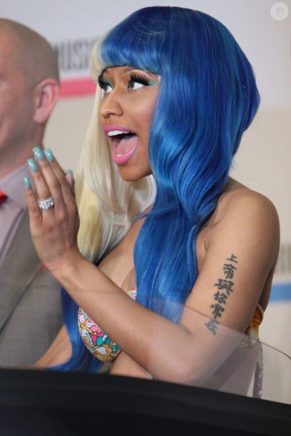 Nicki Minaj, débordante d'enthousiasme, et Pitbull annoncent les nominations des 39e American Music Awards à Los Angeles, le 12 octobre 2011.