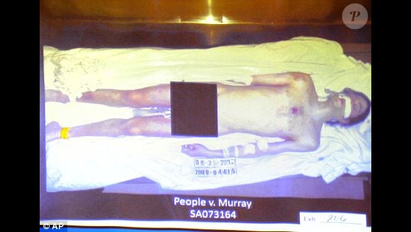 La photo choc du corps nu de Michael Jackson, mort, le 25 juin 2009