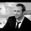 Jean Dujardin souriant et charmeur dans l'émission C à vous sur France 5