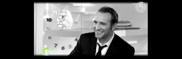 Jean Dujardin souriant et charmeur dans l'émission C à vous sur France 5