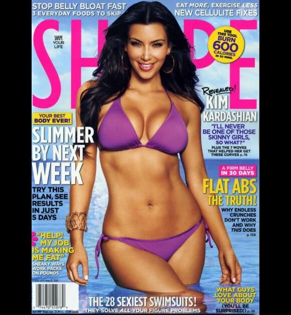 Dans un charmant bikini violet, Kim Kardashian dévoile son corps divin en Une de Shape. Juin 2010.