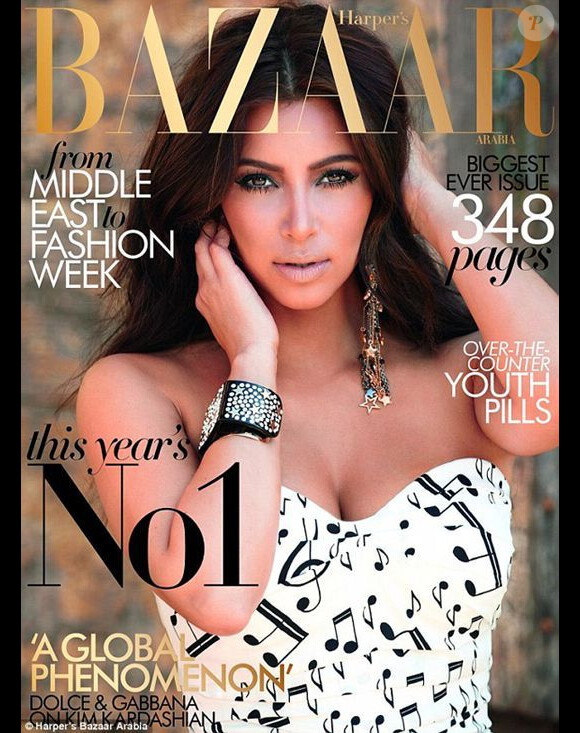 Habillée par Dolce & Gabbana, Kim Kardashian décroche la Une du Harper's Bazaar d'Arabie Saoudite. Octobre 2011.