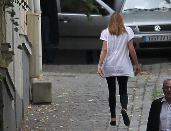 Carla Bruni, très enceinte devant chez elle le 12 octobre 2011.