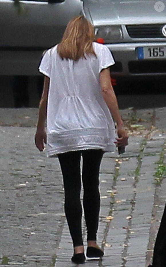 Carla Bruni, très enceinte devant chez elle le 12 octobre 2011.