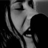 Izia Higelin, ici dans la vidéo accompagnant son single So much trouble, publiera son second album, So much trouble, le 14 novembre 2011.