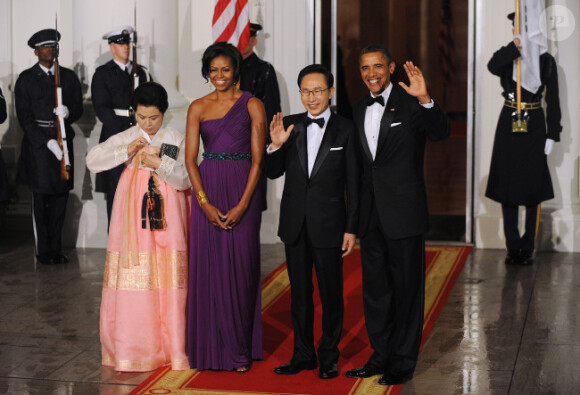 Michelle et Barack Obama lors du dîner d'état organisé en l'honneur du président sud-coréen Lee Myung-bak et de son épouse Kim Yun-ok. Washington le 13 octobre 2011