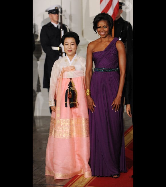 Michelle Obama prend la pause avec son homologue sud-coréenne Kim Yon-ok lors du dîner d'état organisé en l'honneur du président sud-coréen à Washington le 13 octobre 2011