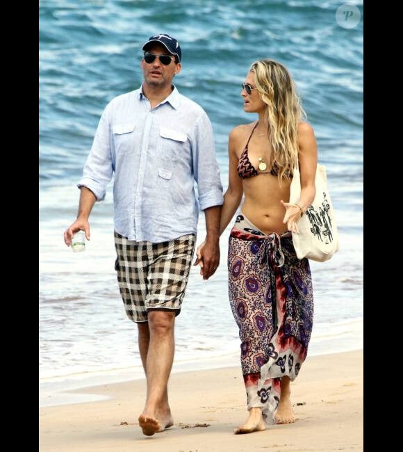 Molly Sims et son mari Scott Stuber sur une plage d'Hawaï le 28 septembre 2011