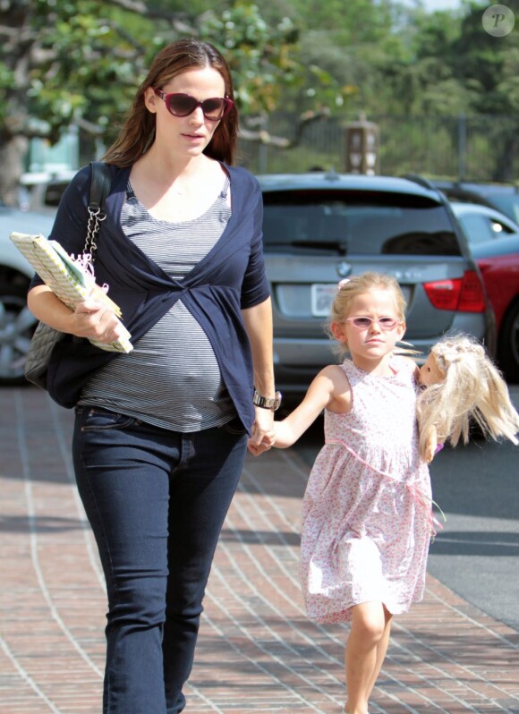 Jennifer Garner fait du shopping avec Violet, son aînée. Elle dévoile son baby bump sous le soleil de Los Angeles. 15 octobre 2011