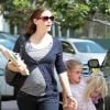 Jennifer Garner fait du shopping avec Violet, son aînée. Elle dévoile son baby bump sous le soleil de Los Angeles. 15 octobre 2011
