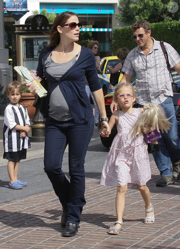 Jennifer Garner dévoile son ventre rond dans un T-shirt marinière. Elle est avec son aînée Violet, à Los Angeles, le samedi 15 octobre.