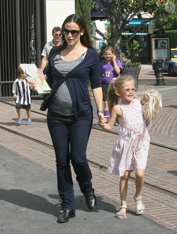 Jennifer Garner dévoile son ventre rond dans un T-shirt marinière. Elle est avec son aînée Violet, à Los Angeles, le samedi 15 octobre.