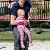 Eric Dane avec sa fille Billie Beatrice dans un parc de Beverly Hills le 15 octobre 2011