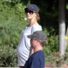 Eric Dane et sa femme enceinte Rebecca Gayheart dans un parc de Beverly Hills le 15 octobre 2011