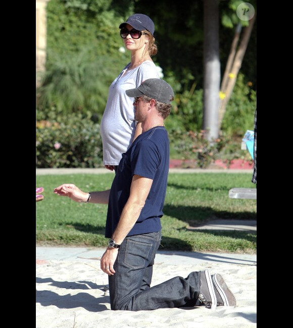 Eric Dane et sa femme enceinte Rebecca Gayheart dans un parc de Beverly Hills le 15 octobre 2011
