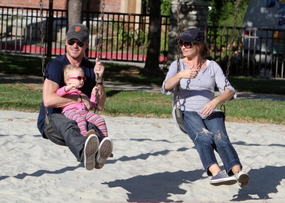 Eric Dane, sa femme enceinte Rebecca Gayheart et leur fille Billie Beatrice dans un parc de Beverly Hills le 15 octobre 2011