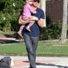 Eric Dane avec sa fille Billie Beatrice dans un parc de Beverly Hills le 15 octobre 2011