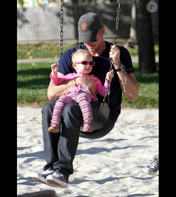 Eric Dane, aux petits soins avec sa fille Billie Beatrice dans un parc de Beverly Hills le 15 octobre 2011