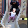 Eric Dane dans un toboggan avec sa fille Billie Beatrice dans un parc de Beverly Hills le 15 octobre 2011