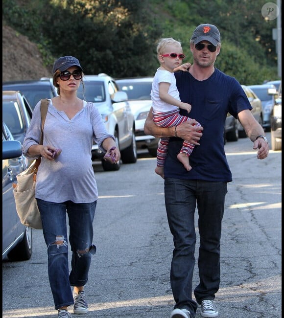 Tendres moments: Eric Dane, sa femme enceinte Rebecca Gayheart et leur fille Billie Beatrice dans un parc de Beverly Hills le 15 octobre 2011