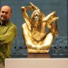 Marc Quinn en 2008 pose avec sa statue Kate Moss