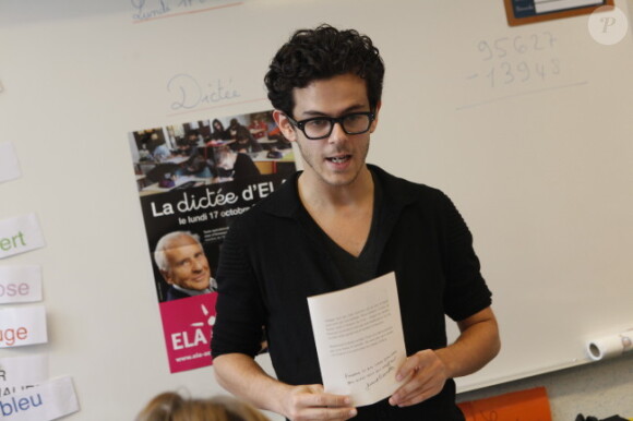 Michael Gregorio concentré dicte la dictée d'Ela, à l'école Blanche de Castille, à Paris, le 17 octobre 2011