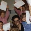 Michael Gregorio dicte aux enfants la dictée d'Ela, à l'école Blanche de Castille, à Paris, le 17 octobre 2011