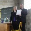 Alison Arngrim dicte la dictée d'Ela, à l'école Leonard de Vinci à Herblay, le 17 octobre 2011