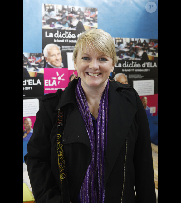 Alison Arngrim dicte la dictée d'Ela, à l'école Leonard de Vinci à Herblay, le 17 octobre 2011