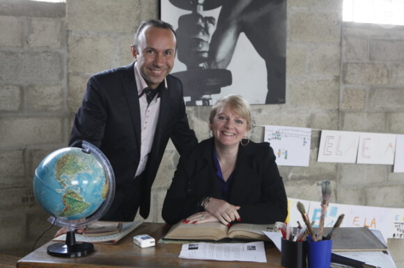 Alison Arngrim dicte la dictée d'Ela, à l'école Leonard de Vinci à Herblay, le 17 octobre 2011