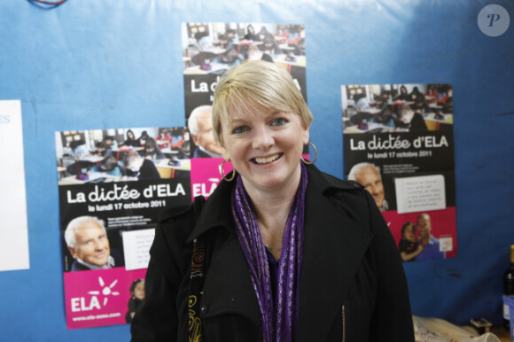 Alison Arngrim dicte la dictée d'Ela, à l'école Leonard de Vinci à Herblay, le 17 octobre 2011