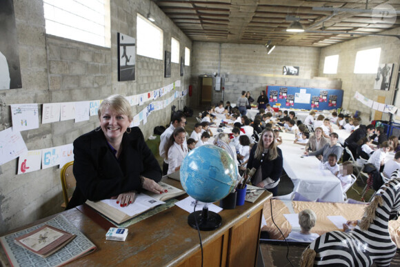 Alison Arngrim dicte la dictée d'Ela, à l'école Leonard de Vinci à  Herblay, le 17 octobre 2011