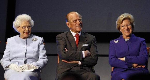 En présence de son mari le duc d'Edimbourg et de la reine Anne-Marie de Grèce, la reine Elizabeth II inaugurait lundi 17 octobre 2011, au Wellington College de Crowthorne, la conférence internationale de Round Square.