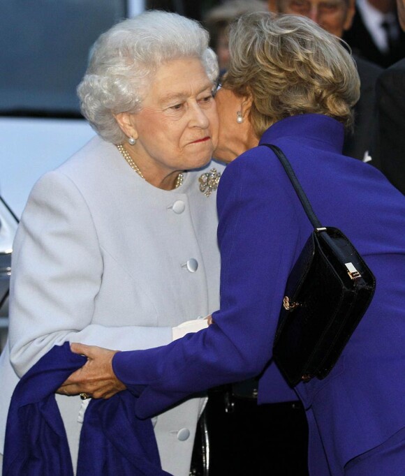 Répondant à l'invitation du roi Constantin de Grèce, la reine Elizabeth II, retrouvant pour l'occasion la reine Anne-Marie de Grèce, inaugurait lundi 17 octobre 2011, au Wellington College de Crowthorne, la conférence internationale de Round Square.
