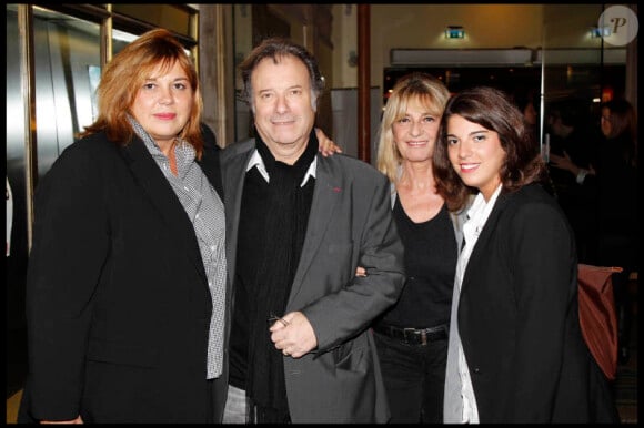 Michèle Bernier, Daniel Russo, son épouse et leur fille lors de la générale du On Alone Man Show de Pascal Légitimus au Palace à Paris le 17 octobre 2011 