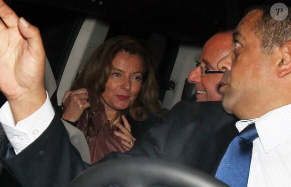Le soir de la victoire, François Hollande et sa compagne Valérie Trierweiler, à Paris, le 16 octobre 2011.