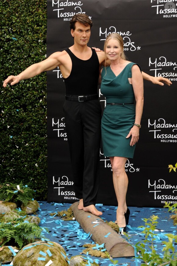 Lisa Swayze découvre la statue de cire de son défunt mari Patrick Swayze, au musée de Madame Tussauds de Hollywood, le 18 octobre 2011