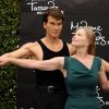 Lisa Swayze découvre la statue de cire de son défunt mari Patrick Swayze, au musée de Madame Tussauds de Hollywood, le 18 octobre 2011