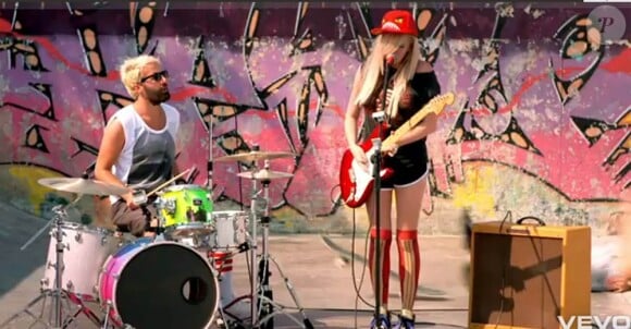Sympa, le skate park d'Alicante. Après un an sans nouveauté, The Ting Tings revient avec Hang it up, premier extrait d'un album attendu pour janvier 2012. Pour les besoins du clip, Katie White et Jules de Martino traînent au skate park et se tapent un délire à la Kill Bill.