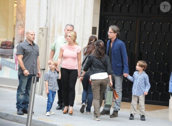 Britney Spears en famille, en compagnie de son chéri Jason Trawick et ses fils, dans les rues de Paris le 4 octobre 2011