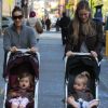 Sarah Jessica Parker en promenade dans les rues de New York avec ses jumelles Tabitha et Marion et son grand fils James qui se rend à l'école, le 20 octobre 2011